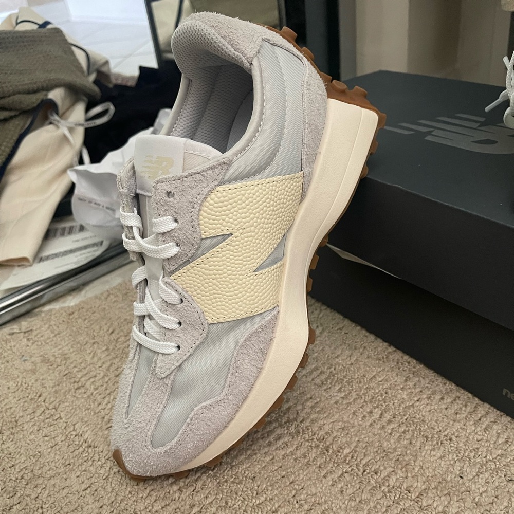 Gorgeous New Balance 327 NWT never worn